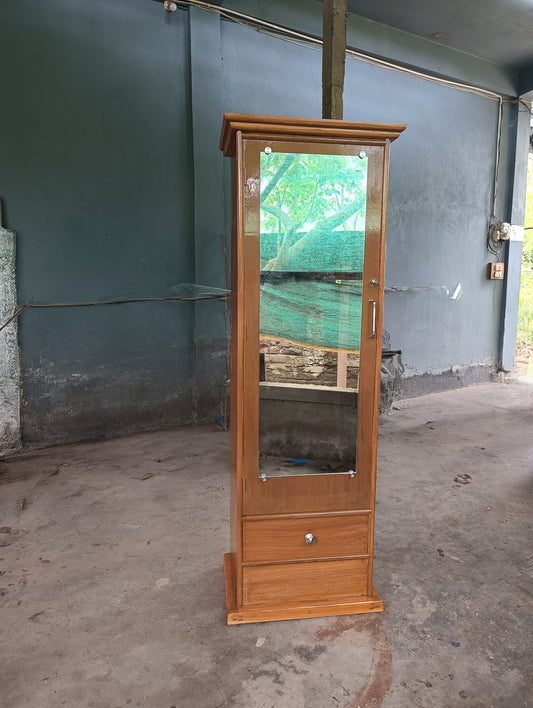 Single storage box with mirror