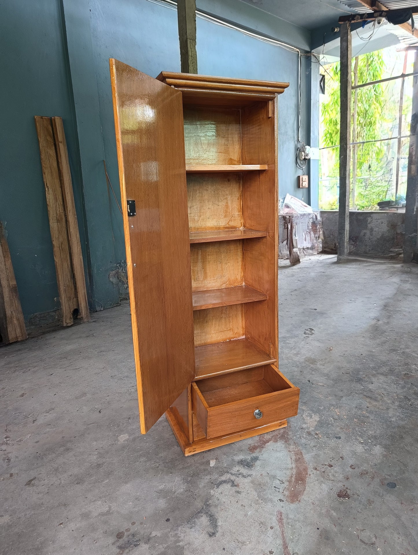 Single storage box with mirror